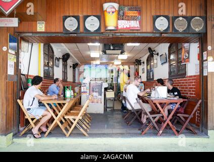 Brasilianischer Fußball Fans essen Ihr Mittagessen in einem typischen Rio Cafe Restaurant, während gerade ein Fußballspiel am Fernseher. Stockfoto