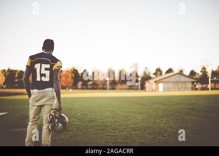 American Football-Spieler auf dem Feld stehen immer bereit für Das Spiel Stockfoto
