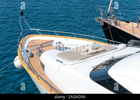 High-Angle-Aufnahme des Brettes eines modernen privaten yacht im Meer an einem Sommertag Stockfoto