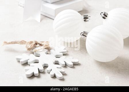 Nahaufnahme von weißen Weihnachten Baumschmuck und Geschenkbox mit geringer Tiefenschärfe. Stockfoto