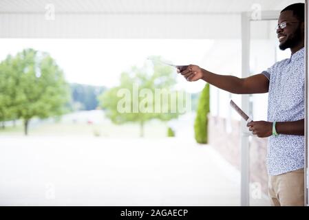 Shallow Focus Aufnahme eines Mannes, der in der Nähe der Kirche steht Beim Ausgeben von Flugblättern Stockfoto