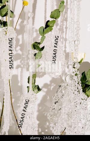 BIRMINGHAM, Großbritannien - 17.April 2019: Ein vertikaler Blumen in Kristall Taschen auf dem weißen Hintergrund reflektieren Stockfoto