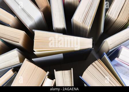 Ansicht von oben von einer großen Gruppe von Bücher in zufällig angeordnet. Stockfoto
