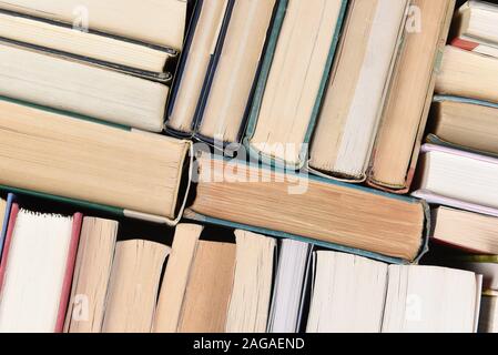 Nahaufnahme von einer großen Gruppe von Bücher in zufälliger Reihenfolge direkt von oben gesehen. Stockfoto