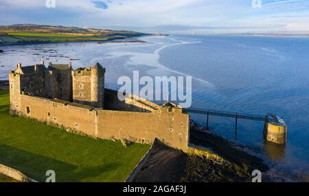 Luftbild des Blackness Castle (Einstellung für Outlander) neben Firth-of-Forth River in West Lothian Schottland, Großbritannien Stockfoto