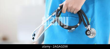 Eine Frau Doktor hält eine phonendoscope in Ihrer Hand Stockfoto