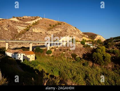 Die moderne Brücke hinter Playa del Molino de Papel war ein 18. Jahrhundert Papierfabrik von den Wassern des Rio de la Miel, Nerja, Andalusien, Spanien. Stockfoto