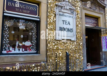 Weihnachten Fenster Anzeige in Babington's englischen Tee und Cafe an der Spanischen Treppe (Piazza di Spagna). Shop Vordertür. Rom, Italien, Europa, EU. Stockfoto