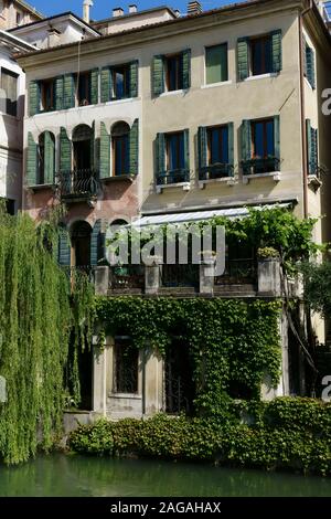 Blick auf typische venezianische Häuser entlang des Flusses Sile, Riviera Santa Margherita. Trauerweide auf dem Wasser. Treviso, Venetien, Italien, Europa EU Stockfoto