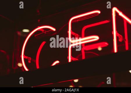 LONDON, GROSSBRITANNIEN - 04 Nov, 2017: eine Nahaufnahme Schuss eine beleuchtete Beschilderungen mit roten Lichter in London, Großbritannien mit schwarzem Hintergrund Stockfoto