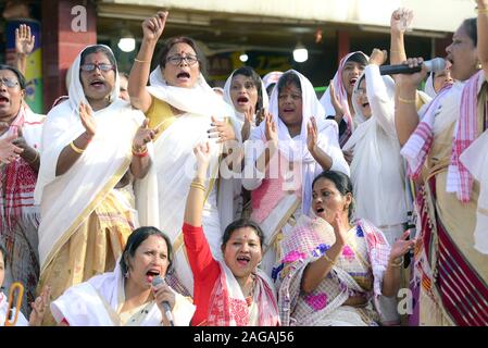 Sivasagar, Assam, Indien. 18 Dez, 2019. Indische Frauen Demonstranten nehmen Sie teil an einer Demonstration gegen die Regierung durch das Singen Lieder gegen die von der indischen Regierung Bürger änderung Rechnung (CAB) in Sivasagar, Assam, Indien. Der Gesetzentwurf wird indische Staatsbürgerschaft Rechte für Flüchtlinge aus Hindus, Jains, Buddhisten, Sikhs, Parsi oder christlichen Gemeinschaften aus Afghanistan, Bangladesch und Pakistan kommt. Credit: Zur Präsentation Chaliha/ZUMA Draht/Alamy leben Nachrichten Stockfoto