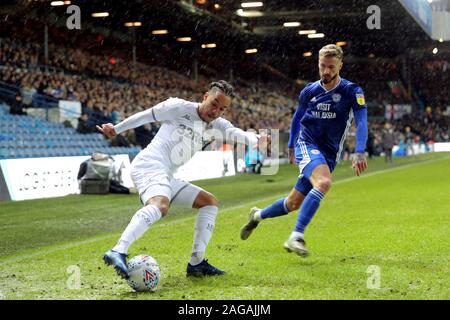 Leeds United Den Helder Costa (links) und Cardiff City Joe Bennett Kampf um den Ball in den Himmel Wette Championship Match an der Elland Road, Leeds. Stockfoto