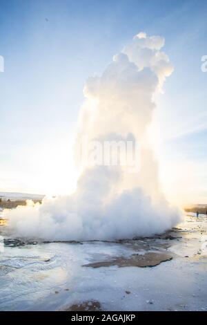 Vertikale Aufnahme des schönen Geyser Strokkur in Island Stockfoto