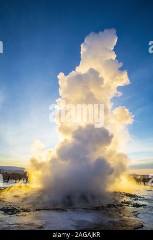 Vertikale Aufnahme von Geyser Stromkunden in Island unter der schönen Himmel Stockfoto