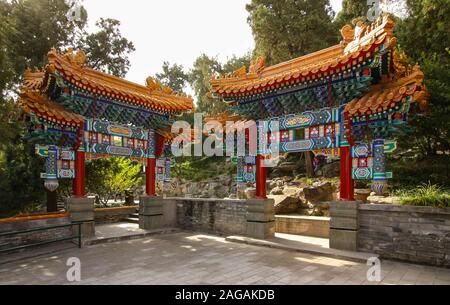 Ein wunderschön dekoriertes Tor in einem Park von Peking, China Stockfoto