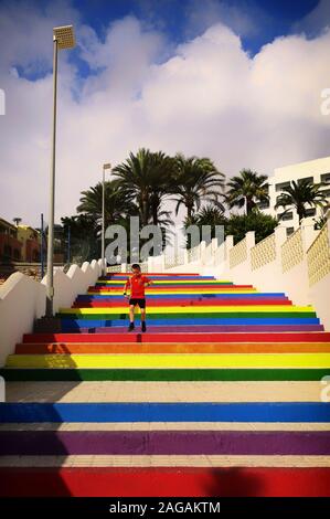 Ein Junge in einem spanischen Fußball-Team Shirt, mehrfarbige Schritte in der Nähe von Playa de la Torrecilla, Nerja, Provinz Malaga, Spanien Stockfoto