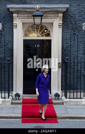 Der britische Premierminister Theresa May Begrüßung der kolumbianische Präsident Juan Manuel Santos auf die Schritte der Downing Street, London, Großbritannien. Stockfoto