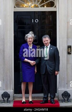 Der britische Premierminister Theresa May Begrüßung der kolumbianische Präsident Juan Manuel Santos auf die Schritte der Downing Street, London, Großbritannien. Stockfoto