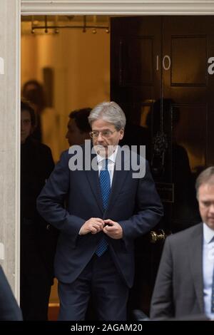 Der italienische Ministerpräsident Paolo Gentiloni verlassen 10 Downing Street, nach einem Treffen mit Theresa May, der britische Premierminister. London, Großbritannien. Stockfoto