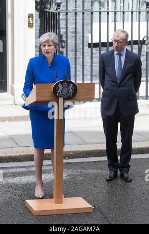 2017 allgemeine Wahlen - Der britische Premierminister, Theresa kann und ihr Ehemann Philip kann, außerhalb 10 Downing Street die offizielle Residenz und den o Stockfoto