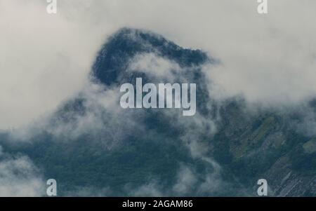 Schöne Aufnahme des Nebels, der die felsigen Berge bedeckt Stockfoto