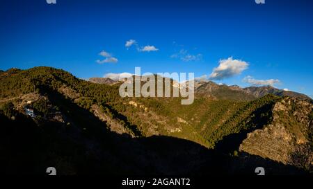 Die Sierra de Enmedio, massiv steigende hinter Frigiliana in der Provinz Malaga, Andalusien, Spanien. Stockfoto