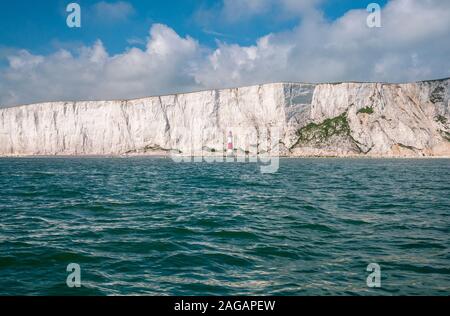 Weißen Klippen von Beachy Head und den Leuchtturm gesehen von einem Boot aus, Sussex Downs, East Sussex, Großbritannien Stockfoto