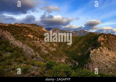 Die Sierra de Enmedio, massiv steigende hinter Frigiliana in der Provinz Malaga, Andalusien, Spanien. Stockfoto