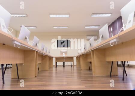 Modernes Büro mit Computern auf dem Schreibtisch. Leere Computerraum in der Hochschule. Innenraum der Klassenzimmer mit Computern. Konzept der Corporate Arbeitsbereich. Stockfoto
