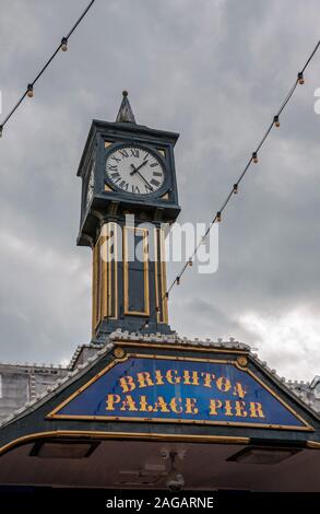 Clock Tower am Eingang zum Pier von Brighton, East Sussex, Großbritannien Stockfoto