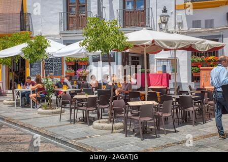 Straßencafe in der Altstadt von Cordoba, in der Region Andalusien in Spanien Stockfoto