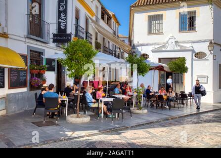 Straßencafe in der Altstadt von Cordoba, in der Region Andalusien in Spanien Stockfoto