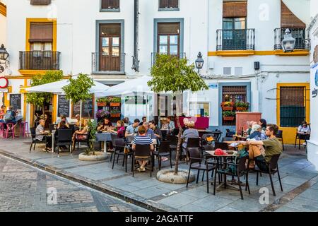 Straßencafe in der Altstadt von Cordoba, in der Region Andalusien in Spanien Stockfoto