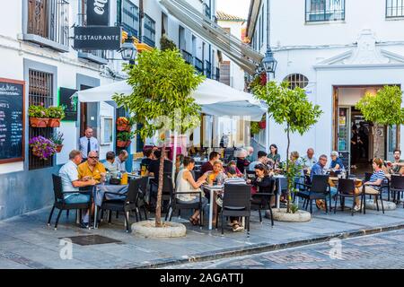 Straßencafe in der Altstadt von Cordoba, in der Region Andalusien in Spanien Stockfoto