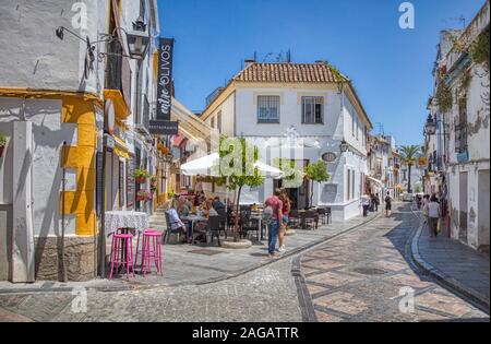 Straßencafe in der Altstadt von Cordoba, in der Region Andalusien in Spanien Stockfoto