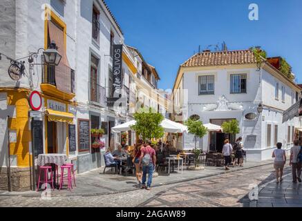 Straße in der Altstadt von Cordoba, in der Region Andalusien in Spanien Stockfoto