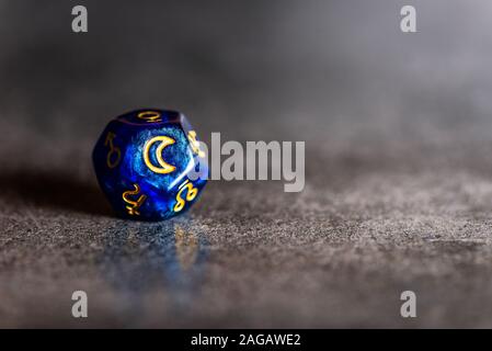 Blau Astrologie Würfel mit Symbol des Mondes auf grauem Hintergrund Stockfoto