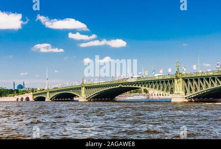 Troitskiy Trinity Bridge (Brücke) in Sankt Petersburg an einem schönen Sommertag. St. Petersburg, Russland Stockfoto