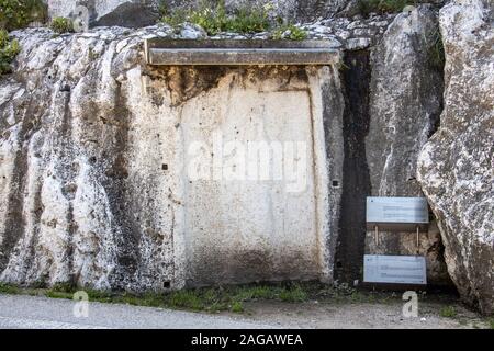 Assyrische Stelen, Archäologische Tal von Nahr el-Kalb, in der Nähe von Beirut, Libanon Stockfoto