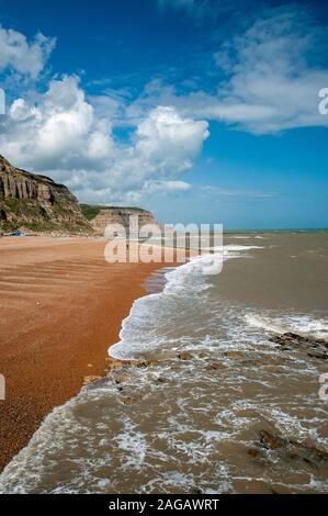 Felsen, Strand und Meer, Rock-a-Nore, Hastings, Großbritannien Stockfoto