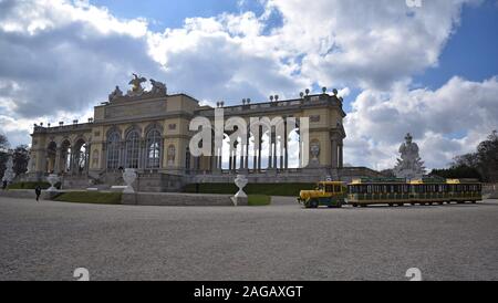 Österreich, Wien - MÄRZ 26: Wien ist die Hauptstadt und größte Stadt Österreichs. Park der Sommerresidenz der Habsburger Herrscher. Blick auf der Sc außen Stockfoto