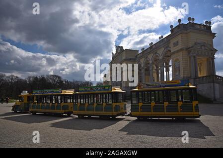 Österreich, Wien - MÄRZ 26: Wien ist die Hauptstadt und größte Stadt Österreichs. Park der Sommerresidenz der Habsburger Herrscher. Blick auf der Sc außen Stockfoto