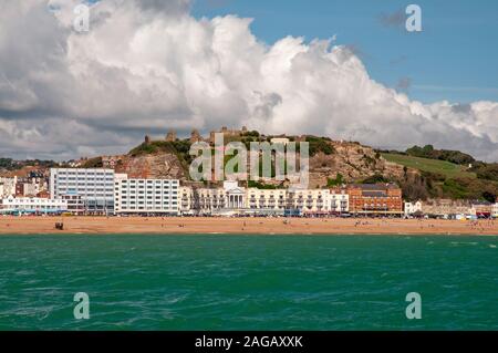 Bewölkter Himmel über Hastings Stadt, Meer und das Schloss vom Boot aus gesehen, East Sussex, Großbritannien Stockfoto