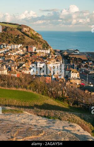 Blick auf die Altstadt von Hastings mit der East Hill Cliff Railway und th Meer von der West Hill, East Sussex, Großbritannien Stockfoto