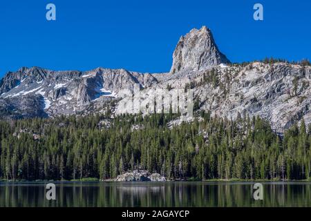 Crystal Crag und der östlichen Sierra von Lake George, Mammoth Lakes, California. Stockfoto