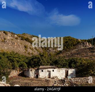 Eine alte Casa am Rande von Frigiliana, jetzt für landwirtschaftliche Lagerung am Fuß der Sierra de Tejeda, Malaga, Andalusien, Spanien. Stockfoto