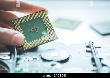 Männliche Hand hält eine cpu, Nahaufnahme, Computer Technologie. Stockfoto