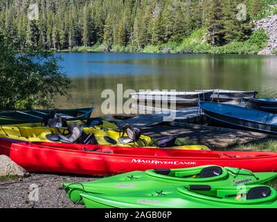 Kajaks auf dem Ufer, Twin Lakes, Mammoth Lakes, California. Stockfoto