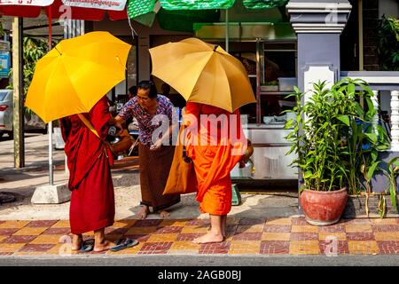 Buddhistische Mönche Sammeln von Almosen, Phnom Penh, Kambodscha. Stockfoto