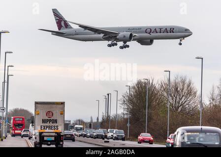 Qatar Airways Boeing 777-3 DZ/ER airliner Kreuzung besetzt Ringway Road auf dem Flughafen Manchester. Stockfoto